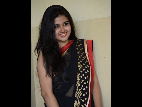 చీరలో చిరునవ్వు..
