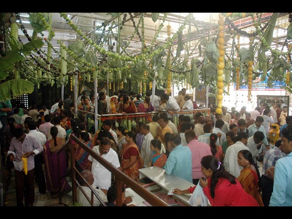 క్యూలైన్లలో భక్తులు