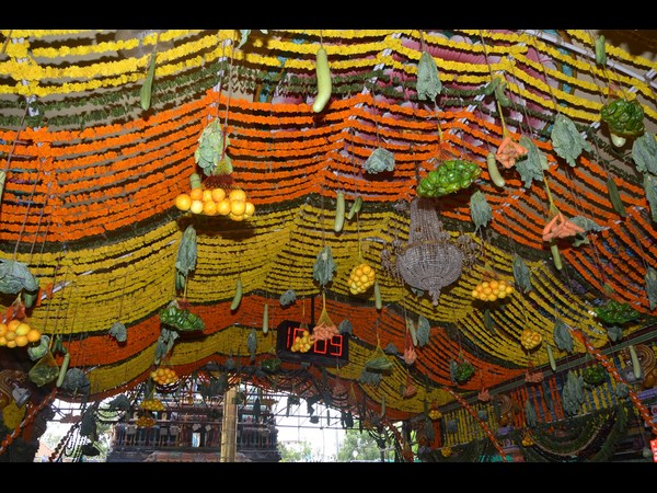 ఆలయంలో అలంకరణ