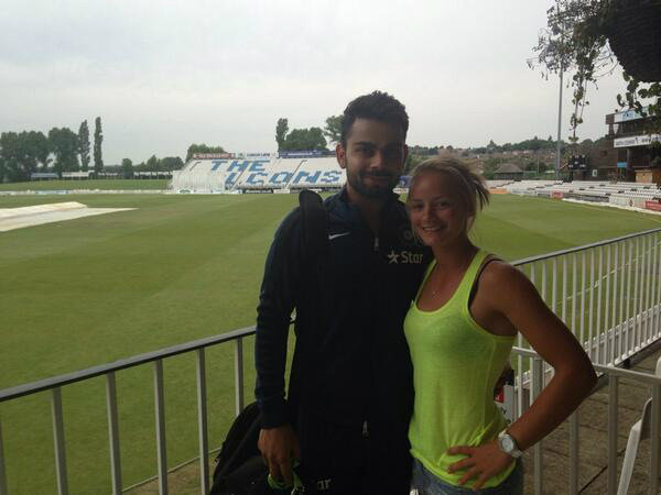 ఆమెతో కోహ్లీ ఫోజు ఆమెతో కోహ్లీ ఫోజు