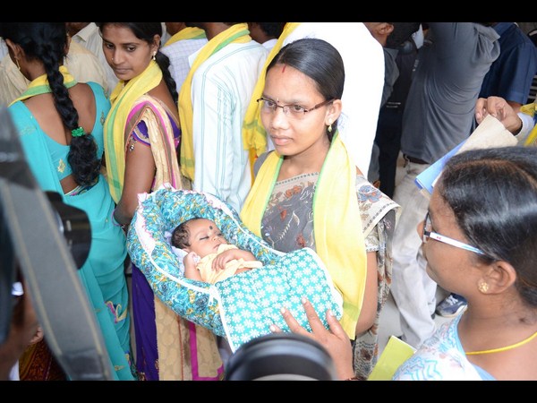 చిన్నారితో