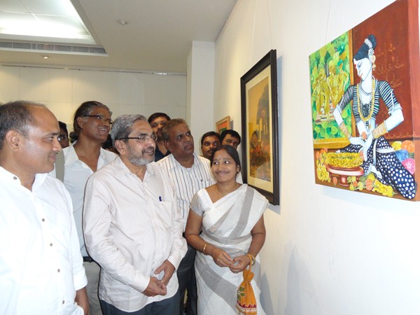 ప్రదర్శనను తిలకిస్తున్న అల్లం నారాయణ