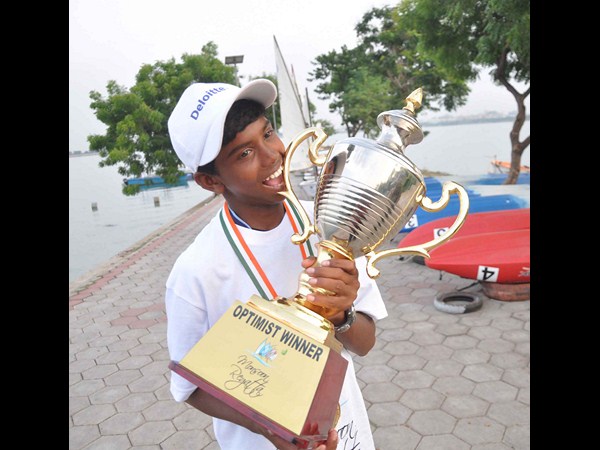 బహుమతిని కొరుకుతూ..