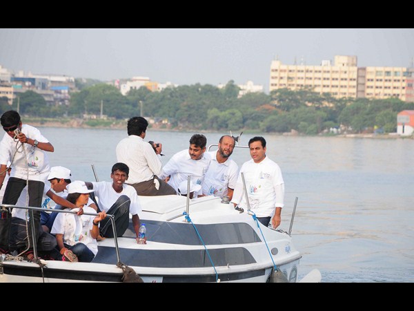 సరదాగా బోట్‌లో...