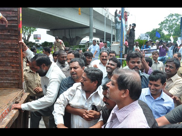 అడ్డుకున్న పోలీసులు
