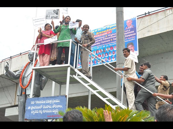 మీడియా గొంతు నొక్కొద్దు..