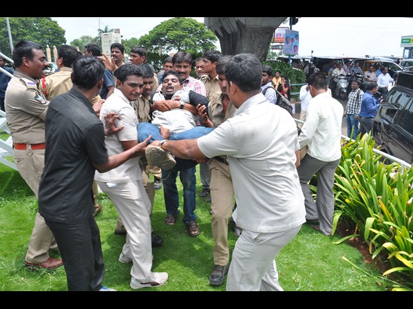జర్నలిస్టుల అరెస్టు