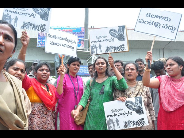 కలాలకు సంకెళ్లు వద్దు