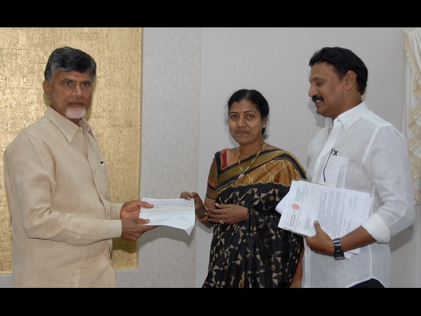అనురాధ చెక్కు