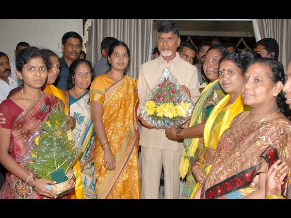 మహిళలతో చంద్రబాబు నాయుడు...
