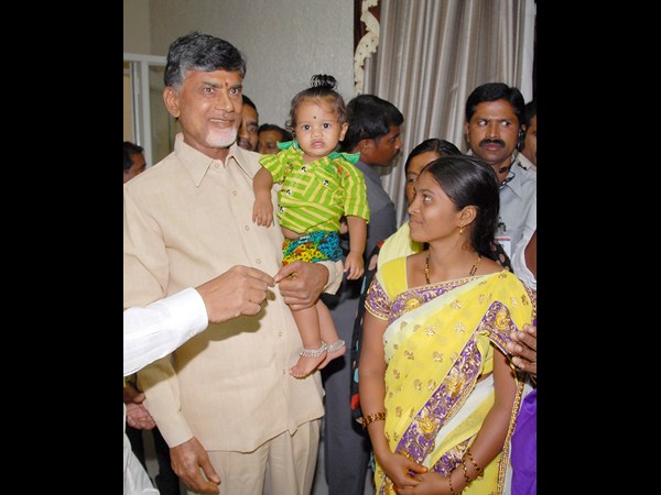 చిన్నారిని ఎత్తుకున్న బాబు