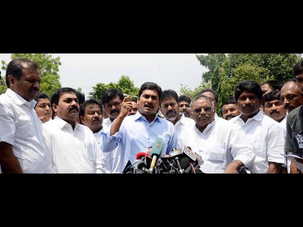 గవర్నర్‌కు ఫిర్యాదు