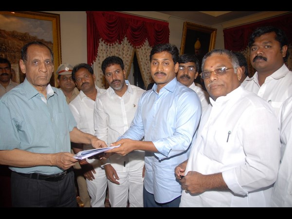 గవర్నర్‌కు ఫిర్యాదు