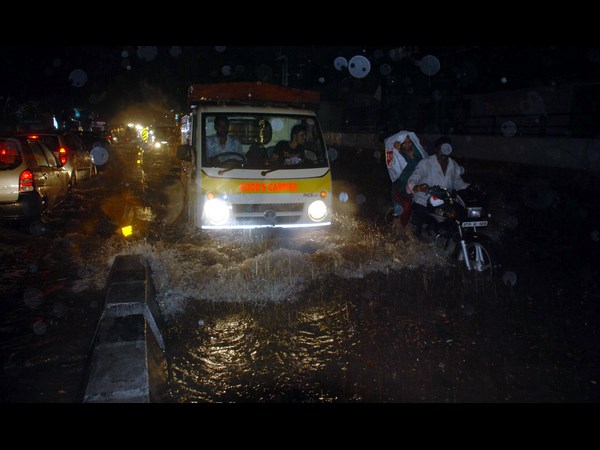 వరదలో కారు ఇలా..