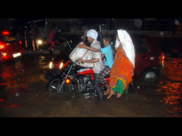 అతి భారంగా కుటుంబం