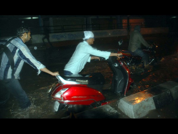 తోసుకుంటూ పోవడమే..