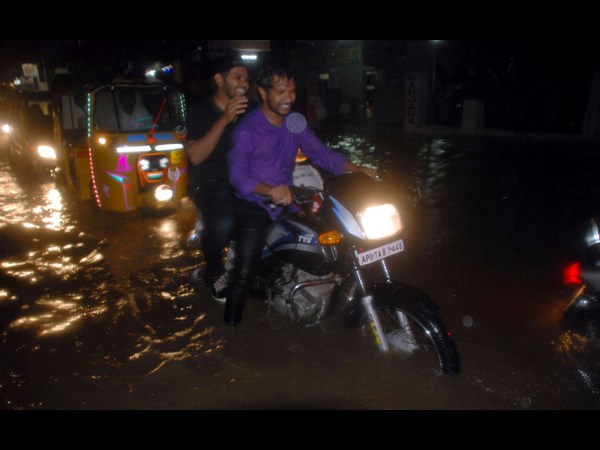 వానలో ఏడ్వలేక నవ్వుతూ..