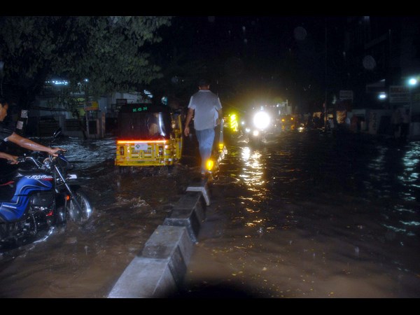డివైడర్‌పై ఇలా..
