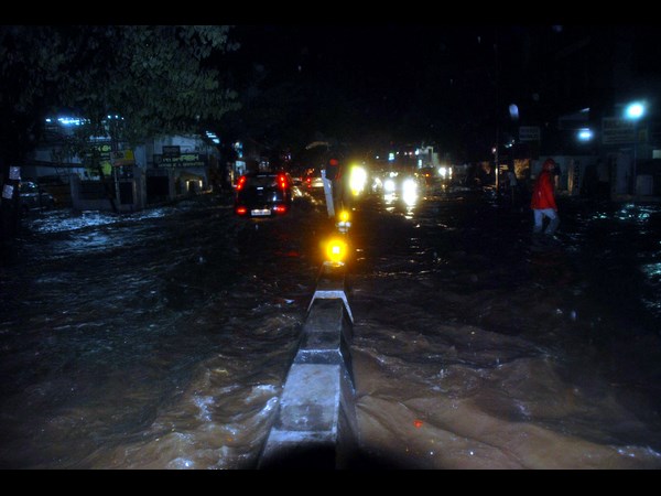 రోడ్లపై పడవల్లా కారు