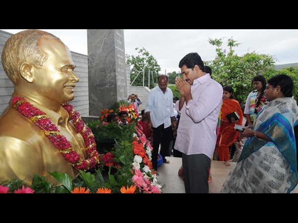 వైయస్‌కు నివాళి