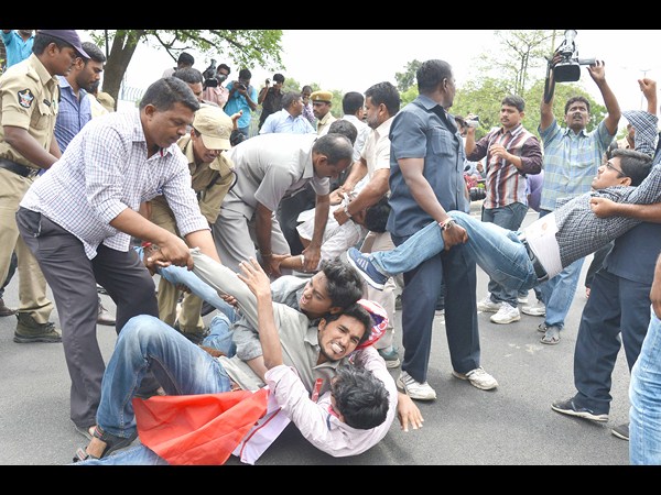 అడ్డుకున్న పోలీసులు