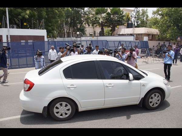 ఇలా వచ్చి వెళ్లారు...