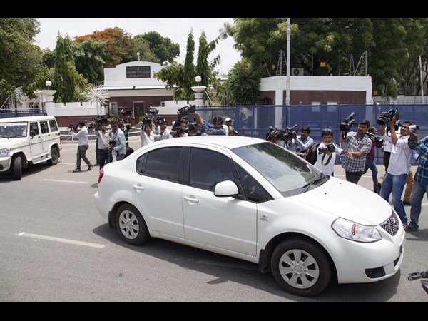 ఇలా వచ్చి వెళ్లారు...