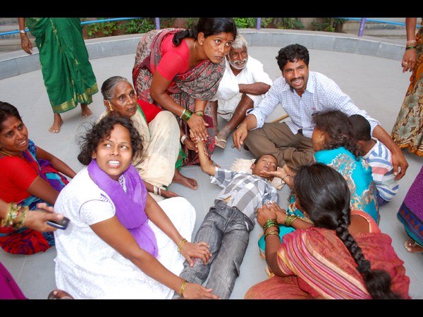 శోకతప్తులైన కుటుంబ సభ్యులు శోకతప్తులైన కుటుంబ సభ్యులు