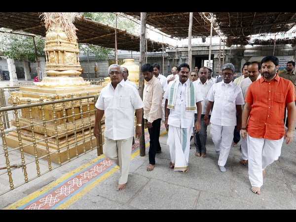 శ్రీవారి సేవలో..