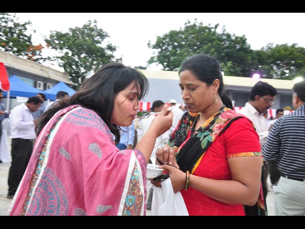 పంచుకుంటూ మహిళలు