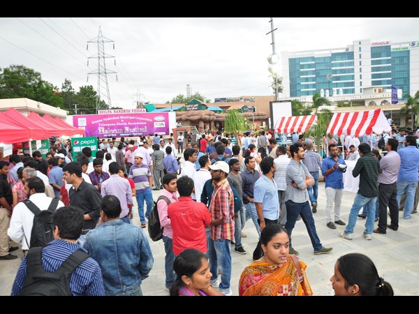 సందడే సందడి..