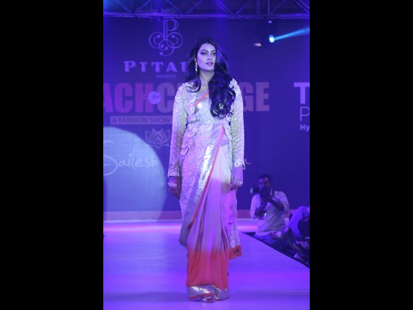 ర్యాంప్పై ఇలా.. ర్యాంప్పై ఇలా..