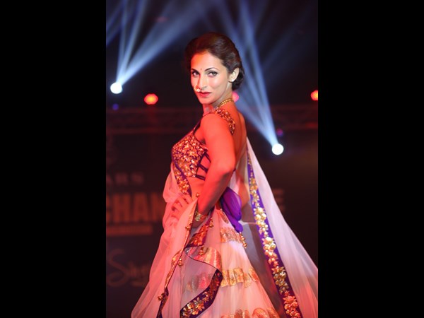 ఇలా హొయలు... ఇలా హొయలు...