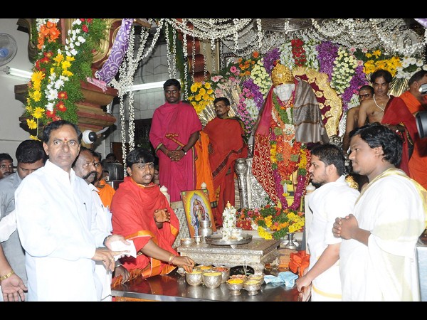 కేసీఆర్ పూజలు