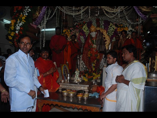 కేసీఆర్ పూజలు