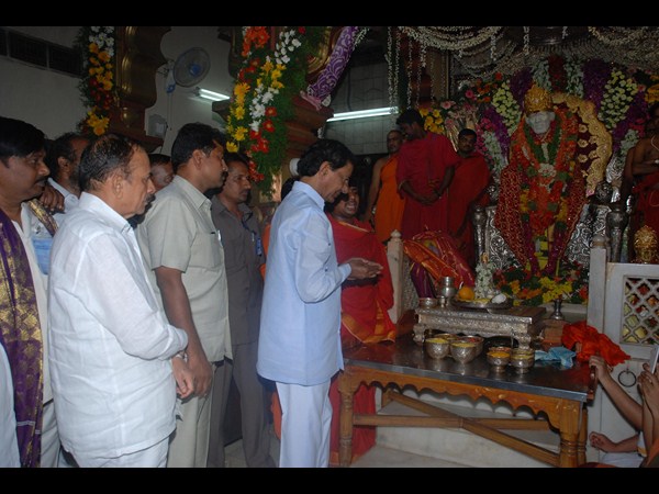 ప్రసాదం తీసుకుంటున్న కేసీఆర్