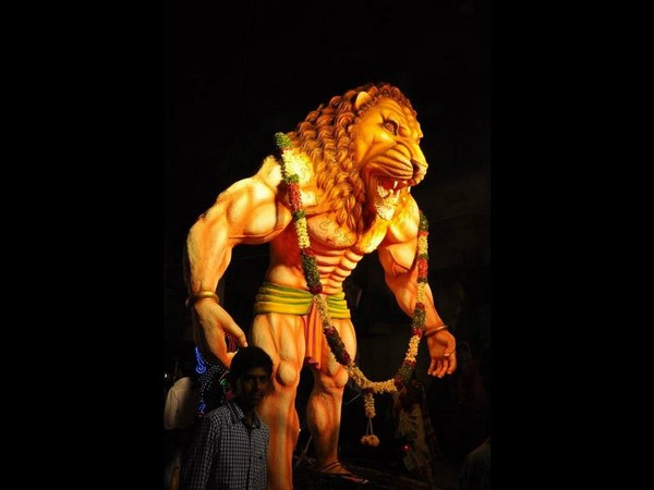 భారీ సింహం భారీ సింహం