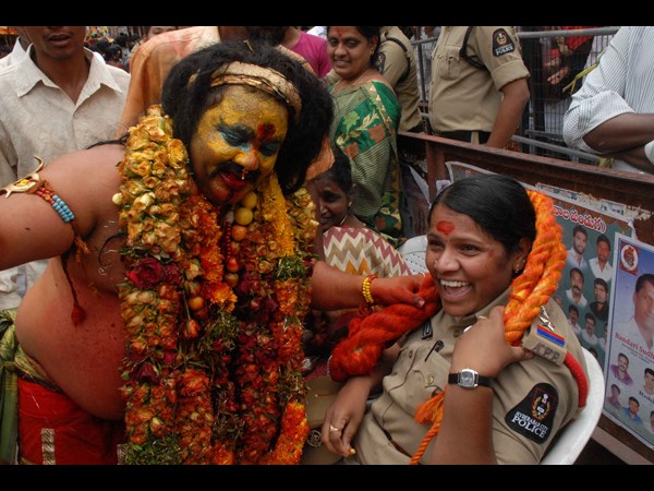 కళకళలాడిన పుర వీధులు