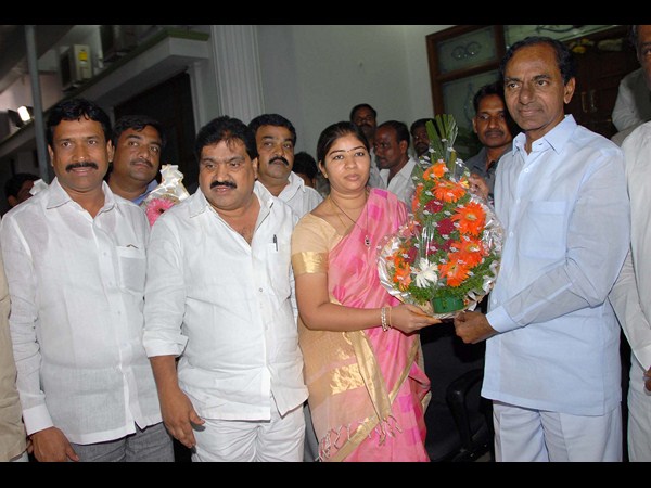 కేసీఆర్‌కు సునీతా రెడ్డి పుష్పగుచ్ఛం