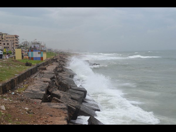 ముందుకొస్తున్న సముద్రం