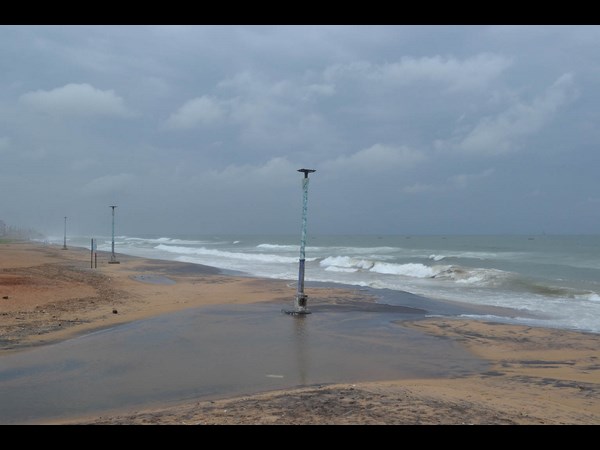 ముందుకొస్తున్న సముద్రం