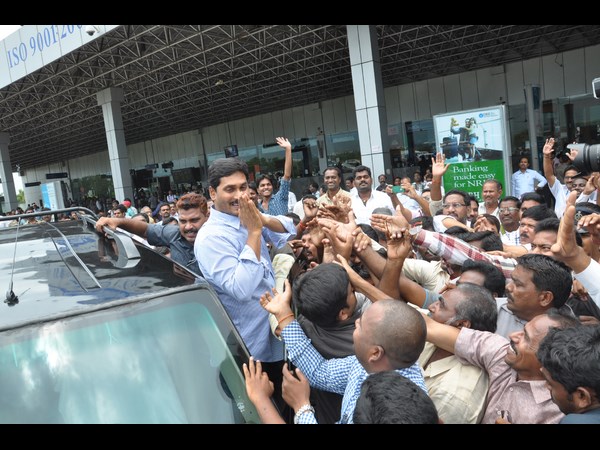 కరచాలనం