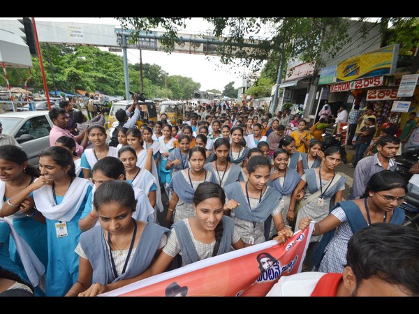 విద్యార్థుల నిరసన