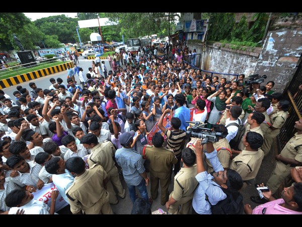 విద్యార్థుల నిరసన