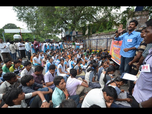 విద్యార్థుల నిరసన