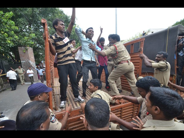 విద్యార్థుల నిరసన