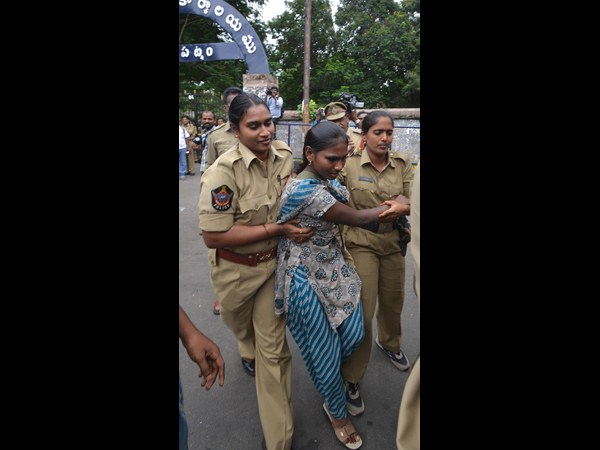 విద్యార్థుల నిరసన