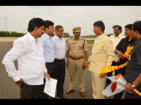 అధికారులతో