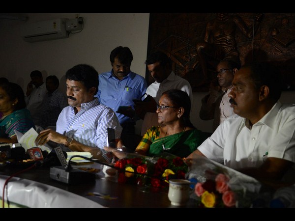 మంత్రి ఫోన్, మండిపాటు