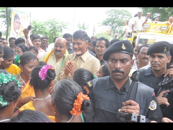 మహిళల మధ్య బాబు